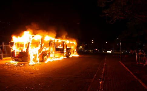 Um dos ônibus incendiados nos seis ataques perpetrados na noite em que a barbárie foi retomada