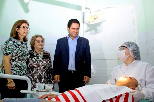 Prefeito Edivaldo e secretária de Saúde, Helena Duailibe, acompanham atendimento a paciente