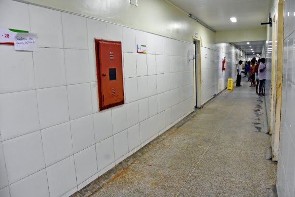 Hospital da rede municipal de saúde de São Luís livre de macas em corredores