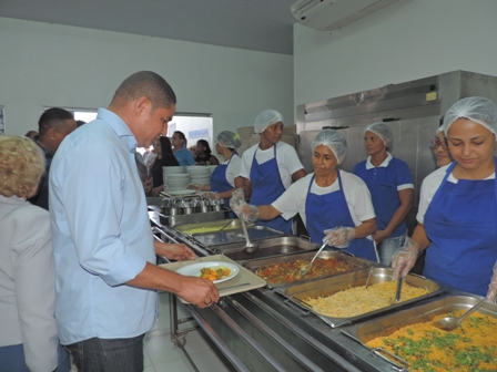 Zé Inácio é servido por funcionárias do Restaurante Popular inaugurado no Anjo da Guarda