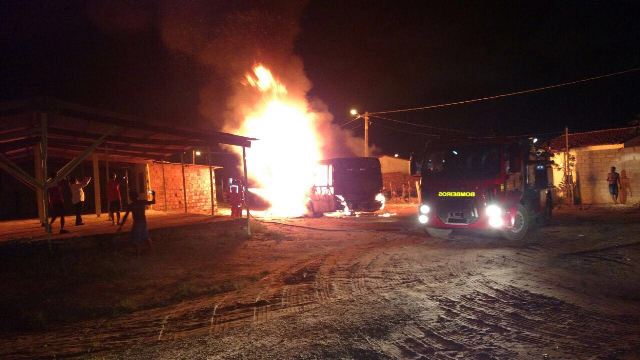 15º ônibus foi incendiado por membros de facção criminosas na noite deste domingo, no Alto do Turu  