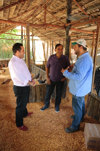 Prefeito Josemar Sobreiro e secretário Rodrigo Costa visitam aviário na localidade Mojó