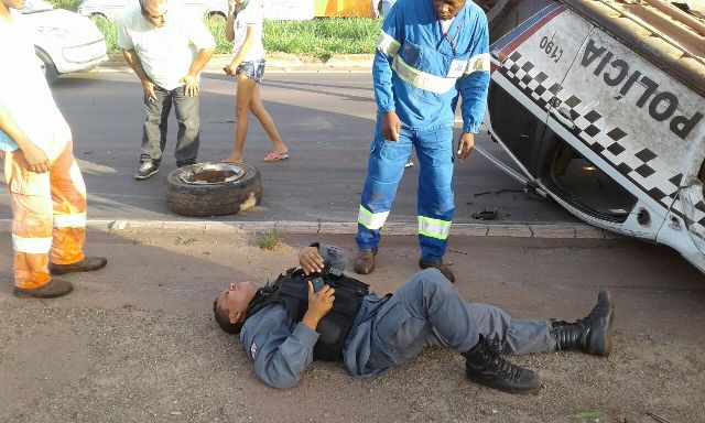 Policial que estava na viatura deitado ao solo à espera de socorro do Samu
