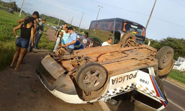 Viatura da PM capotou na rodovia porque motorista teria cochilado ao volante