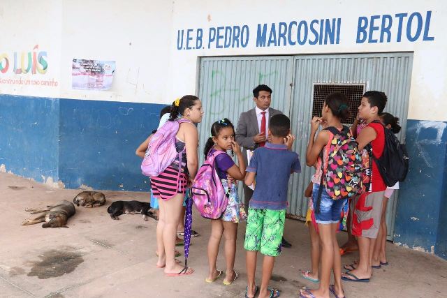 Deputado Wellington conversa com alunos da UEB Pedro Marcosini Bertol, que estão sem estudar 