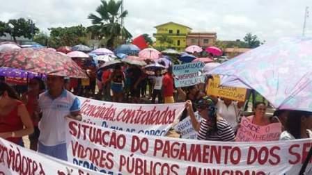 Servidores foram às ruas, mesmo debaixo de chuva, para reivindicar seus direitos