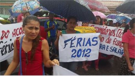 Em outro cartaz, funcionária cobra pagamento das férias de 2012