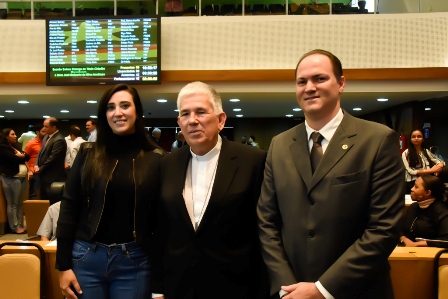 Dom José Belisário com o deputado Sousa Neto, autor da proposta, e a esposa