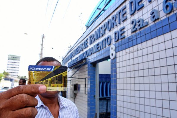 Usuário exibe Cartão de Transporte, que dá direito ao Bilhete Único em ônibus