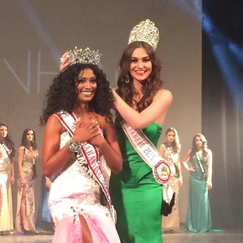 Deise D'anne é coroada pela Miss Maranhão 2015, Isadora Amorim, no palco do Teatro Arthur Azevedo