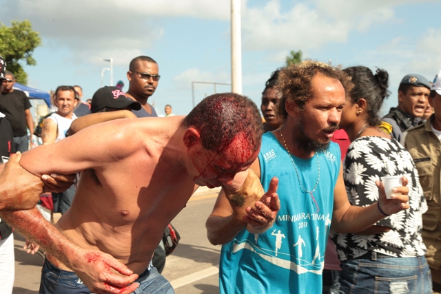 Vítima de matracada, homem que se divertia no festejo é socorrido por amigo