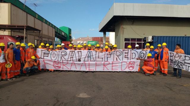 Estivadores exibem faixa cobrando saída imediada de gestor do OGMO