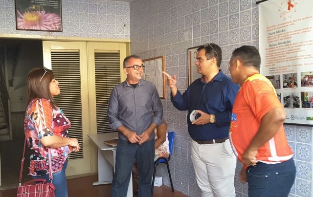 Anibal Lins conversa com apoiadores do projeto Casa Sonho de Criança, que atende portadores do vírus HIV 