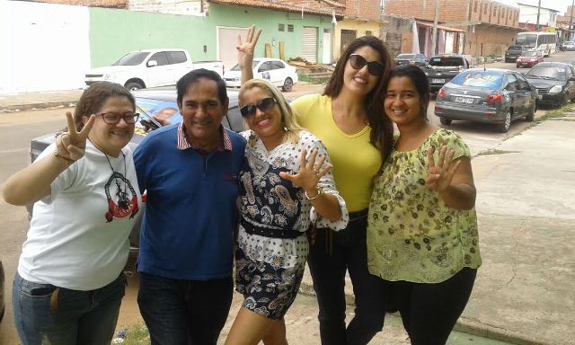 Prefeito Josemar com a candidata a vice, Ana Paula, e militantes da campanha do 45 no adesivaço