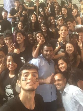 Fábio Câmara faz selfie com estudantes do Liceu durante a gincana