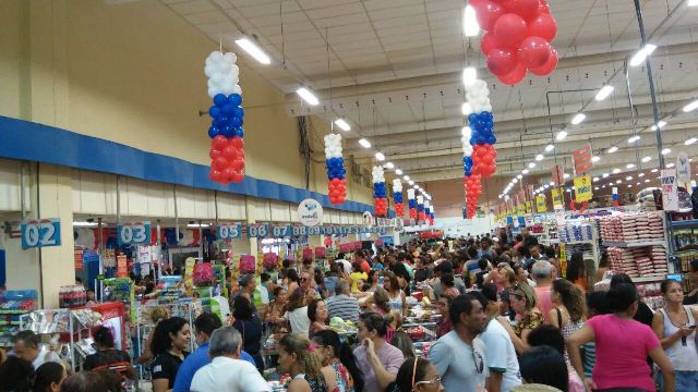 Milhares de clientes se aglomeram no Mix Mateus do João Paulo em busca de produtos em promoção 