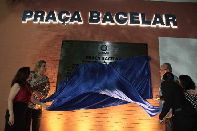 A mantenedora da Universidade Ceuma, Ana Lúcia Chaves Fecury, descerra placa de inauguração da Praça Bacelar 