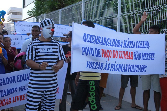 Personagem fantasiado de presidiário foi destaque no protesto contra Gilberto Aroso (Foto: De Jesus/O Estado) 