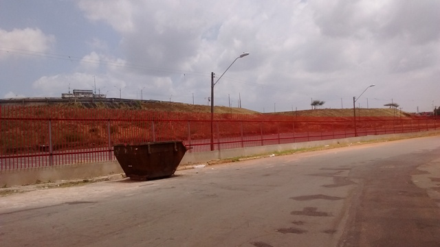 Cerca vermelha instalada ao redor do Castelão impõe e reforça a simbologia comunista 