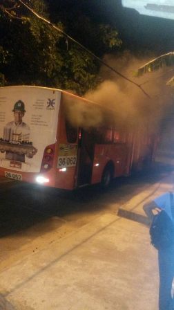 Ônibus incendiado no Recanto dos Vinhais