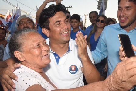 Eleitora fez questão de fazer selfie com Wellington para demonstrar seu apoio