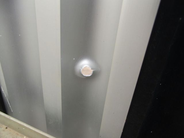 Marca de bala no portão frontal da residência do prefeito, que concorre à reeleição 