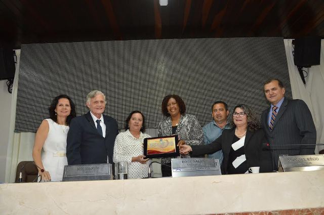 Vereadora Rose Sales entrega à pró-reitora Dorlene Aquino placa em homenagem aos 50 anos da UFMA 