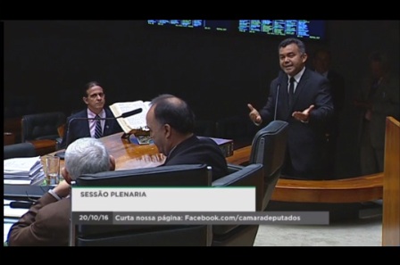 Da tribuna, Cléber Verde lançou candidatura de Fábio Gentil, que o observava no plenário