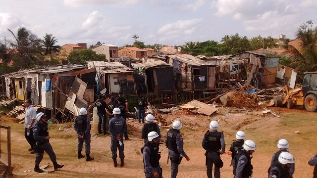 Policiais militares observam derrubada de casebres de famílias palafitadas do PAC Rio Anil