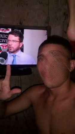 Preso faz pose com TV dentro da cela