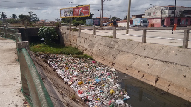 Lixo despejado dentro do Canal da Cohab/Cohatrac: colapso na limpeza pública é ameaça real (Foto: Blog do Geraldo Castro) 