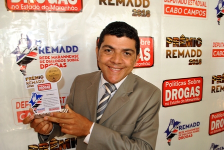 Ciro exibe o troféu que recebeu da  Rede Maranhense de Diálogos sobre Drogas