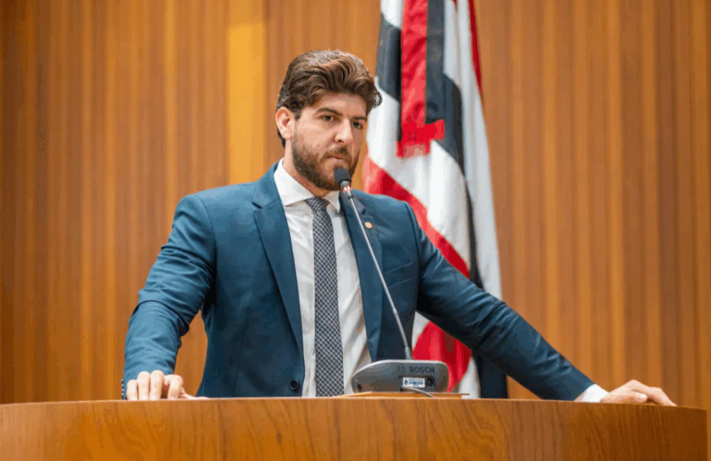 Davi Brandão enquadra Othelino Neto em discurso e faz convite para visitarem obras do governo