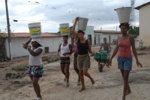 Mulheres carregando água (Foto/Arquivo)