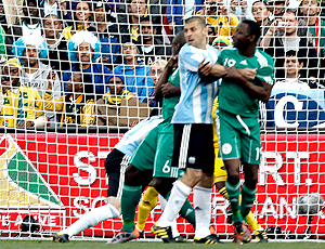 Samuel agarra Obasi que amigo! (Foto AFP)