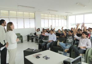 A secretária Municipal de Informação e Tecnologia, Tati Lima, e o superintendente Administrativo-Financeiro, Fabrício Ferreira, apresentando o prejeto para os servidores da Semit.  