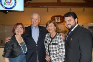 Na foto: Alba Santos (CCBEU - Belém), vice-presidente Joe Biden, Ana Maria (Casa Thomas Jefferson) e Claudionor Jr. (ICBEU-MA).