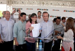 Governadora Roseana Sarney e secretário Luis Fernando mostram a Ordem de Serviço, entre prefeitos, secretários e demais autoridades