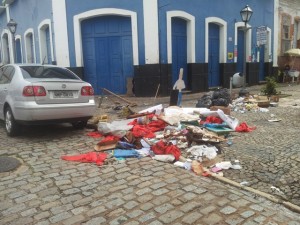 Lixo amanheceu acumulado na Rua de Nazaré, no Centro, por causa da greve dos garis (Foto: Ribamar Cunha)