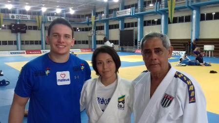 Na sede do Instituto Reação (RJ), o judoca maranhense Pedro Victor Rezende na foto com seu treinador Prof. Emílio Moreira e a Técnica da Seleção Brasileira Yuko