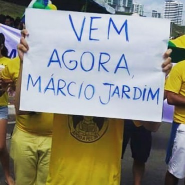 Manifestante provoca Márcio Jardim, que sem os capangas não teve coragem de ir ao protesto