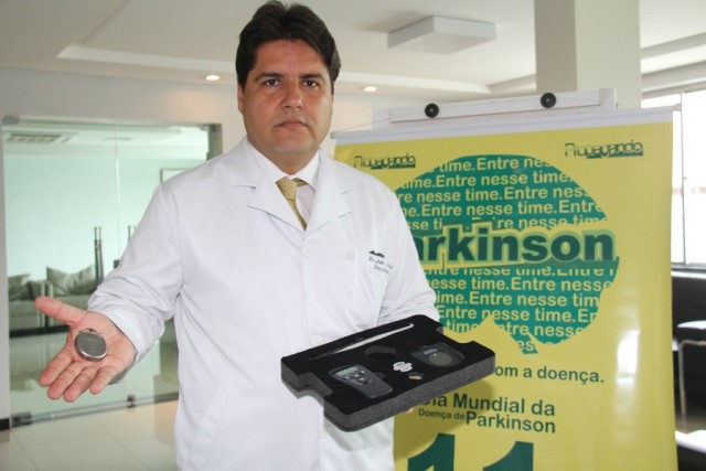 O conceituado neurocirurgião e especialista em Doença de Parkinson, Dr. João Carlos Soares de Sousa Jr. mostra o marcapasso cerebral e estimuladores que podem ser implantado no cérebro de pacientes com a doença