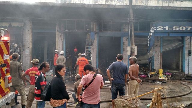 Incêndio atingiu cinco lojas e causou perda total em pelo menos uma (Foto: Leandro Santos/O Estado)