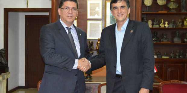 Secretário Jefferson Portela e reitor Saulo Martins assinam o convênio celebrado entre a SSP e a Universidade Ceuma