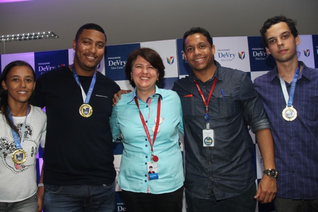 Os alunos da equipe campeã Diocileide Gouveia, Hugo Leonardo e Gabriel Noronha entre a Gerente Geral da DeVry São Luís, Profa. Lucia Gauber e o Prof. orientador dos projetos Dyego Bruno Lima.