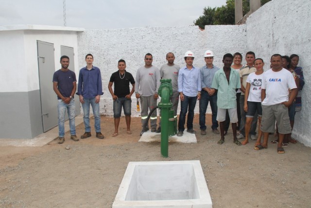 O Diretor da Odebrecht Ambiental no Maranhão, engenheiro Helder Dantas com gerentes da empresa e lideranças comunitárias, celebrando a melhoria entrega ao bairro Alto Turú na última sexta - feira.