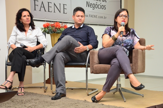 Adriana Araújo, coordenadora do Curso de Administração da UFMA e representante da Associação Brasileira de Recursos Humanos Seccional Maranhão (ABRH-MA) fala durante debate