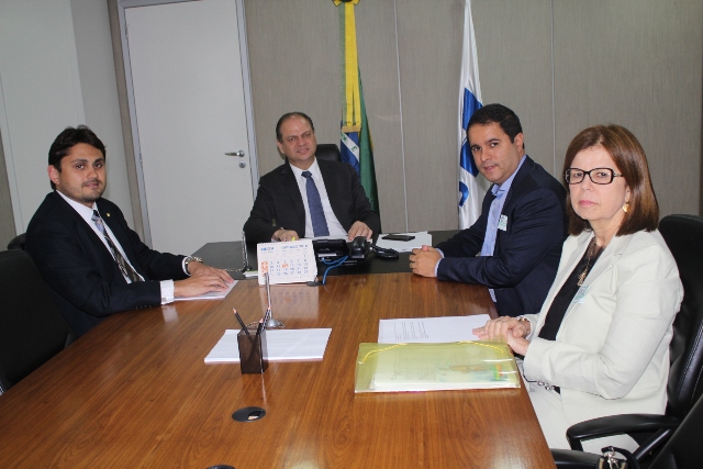 Deputado Juscelino Filho em reunião com o ministro da Saúde, Ricardo Barros, acompanhado do prefeito Edvaldo Holanda Jr. e da secretária Helena Duailibe