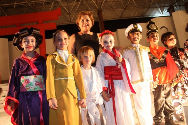  Ceres Murad com o elenco de Madame Butterfly composto por alunos do Dom Bosco.