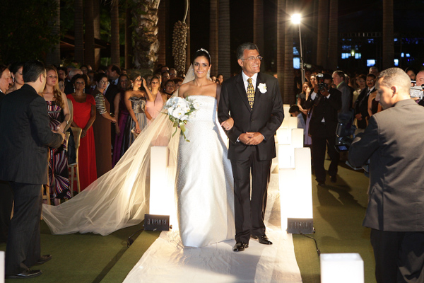 Lá vem a noiva... Ana Clara e o pai Fernando.
